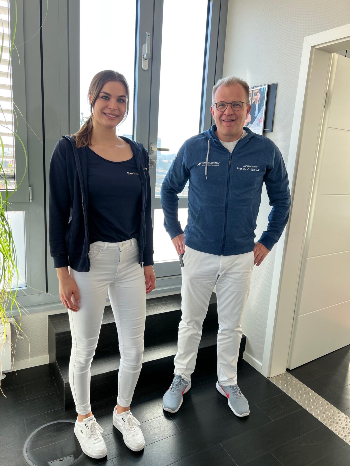 Prof. Dr. Oliver-Tobolski mit Carina Kertz bei der Vertragsunterschrift als Premium-Sponsor für Marienburger Sportclub Köln