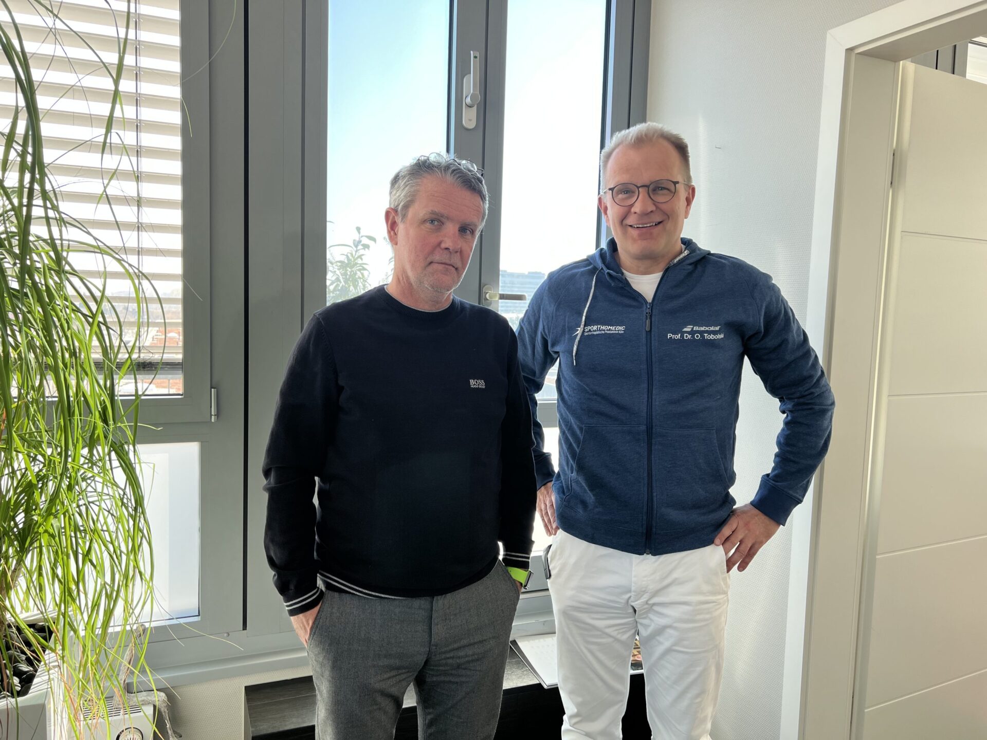 Prof. Dr. Oliver-Tobolski mit Ronny Edelstein bei der Vertragsunterschrift als Premium-Sponsor für Marienburger Sportclub Köln