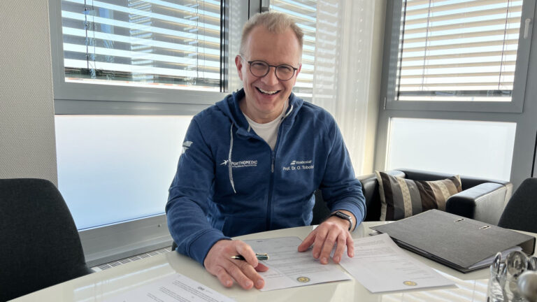 Prof. Dr. Oliver-Tobolski unterschreibt Sponsoringvertrag für Marienburger Sportclub Köln
