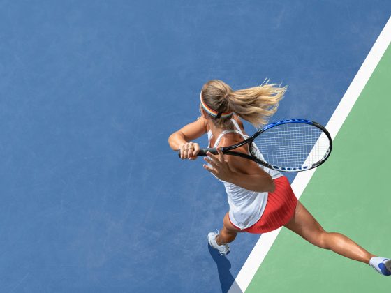 Wissen - Wenn Muskeln im Sport oder Alltag schmerzhaft überstrapaziert werden - Tennisspielerin schlägt ein kräftiges Vorhand